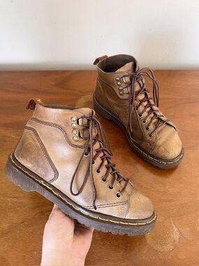 Dr Martens • vintage lace up boot 8090 tan leather hiking chunky lug sole MIE